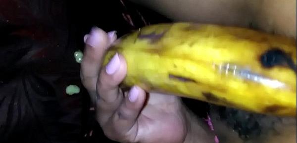  Ella se masturba con un plátano y tiene orgasmo